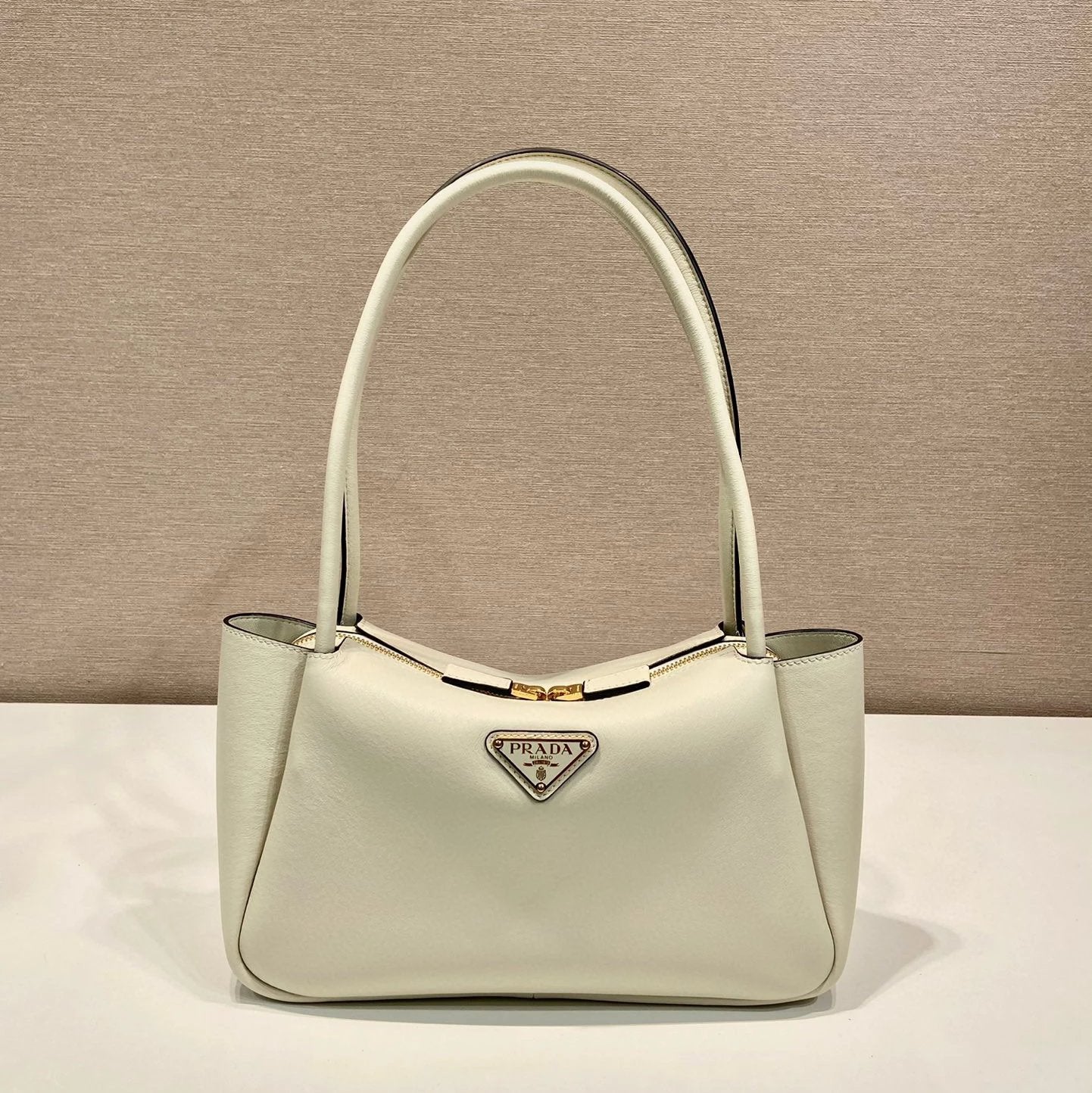 PRADA Bag Top version Version Latest Shoulder Back Model Imported Calfskin with Imported Sheepskin with Two Compartments Portable and Shoulder Back Capacity Large Crossbody Bag Shoulder Bag Underarm Bag Handbag Women's Bag1BA444