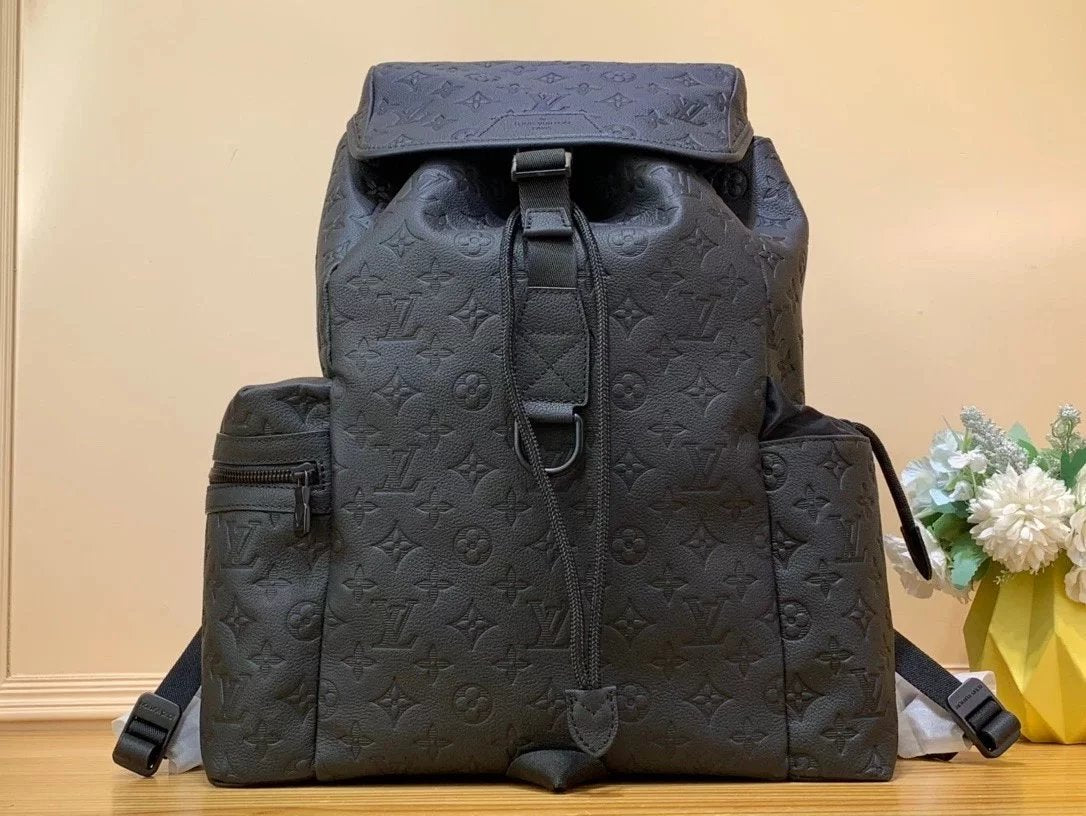 Louis Vuitton LV Backpack Top version 【Tax-Free Version】Cowhide Embossed Men's Backpack Backpack M43680DISCOVERY Backpack Men's Bag Large Capacity Men's Bag Backpack Men's Backpack Travel Bag Suitcase2023New Version
