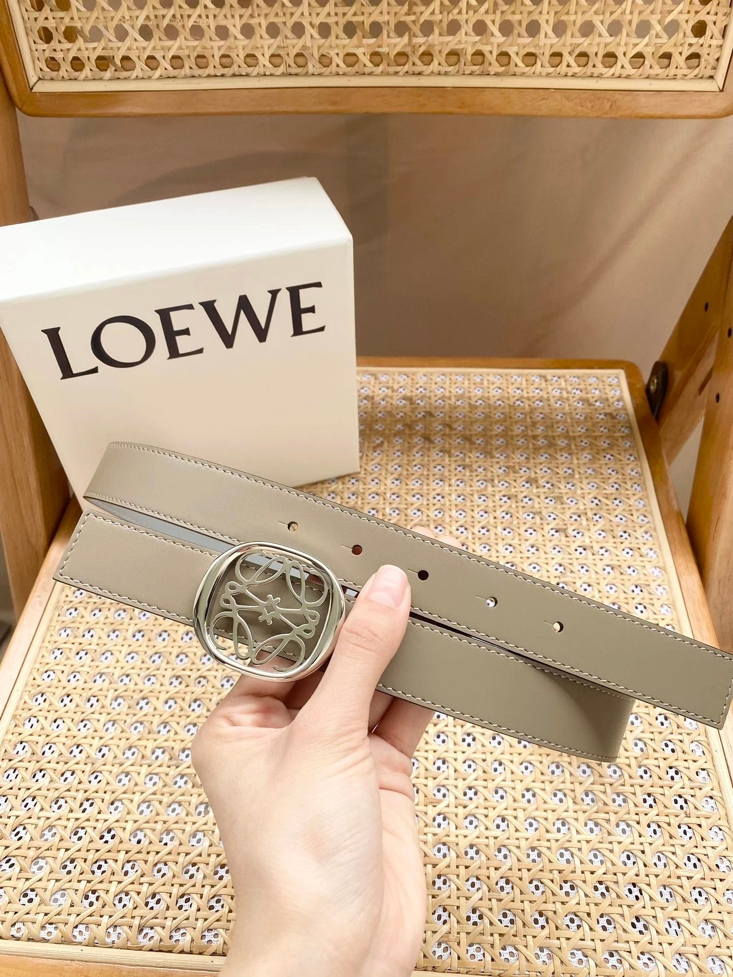 LOEWE Belt Top version Original Single Belt Women's Original Single Belt Women's Width2.8cm Genuine Goods Quality Counter Full Set of Packaging Selected Imported First Layer Calfskin Leather Feel Comparable to Genuine Goods Boutique Letter Buckle Official