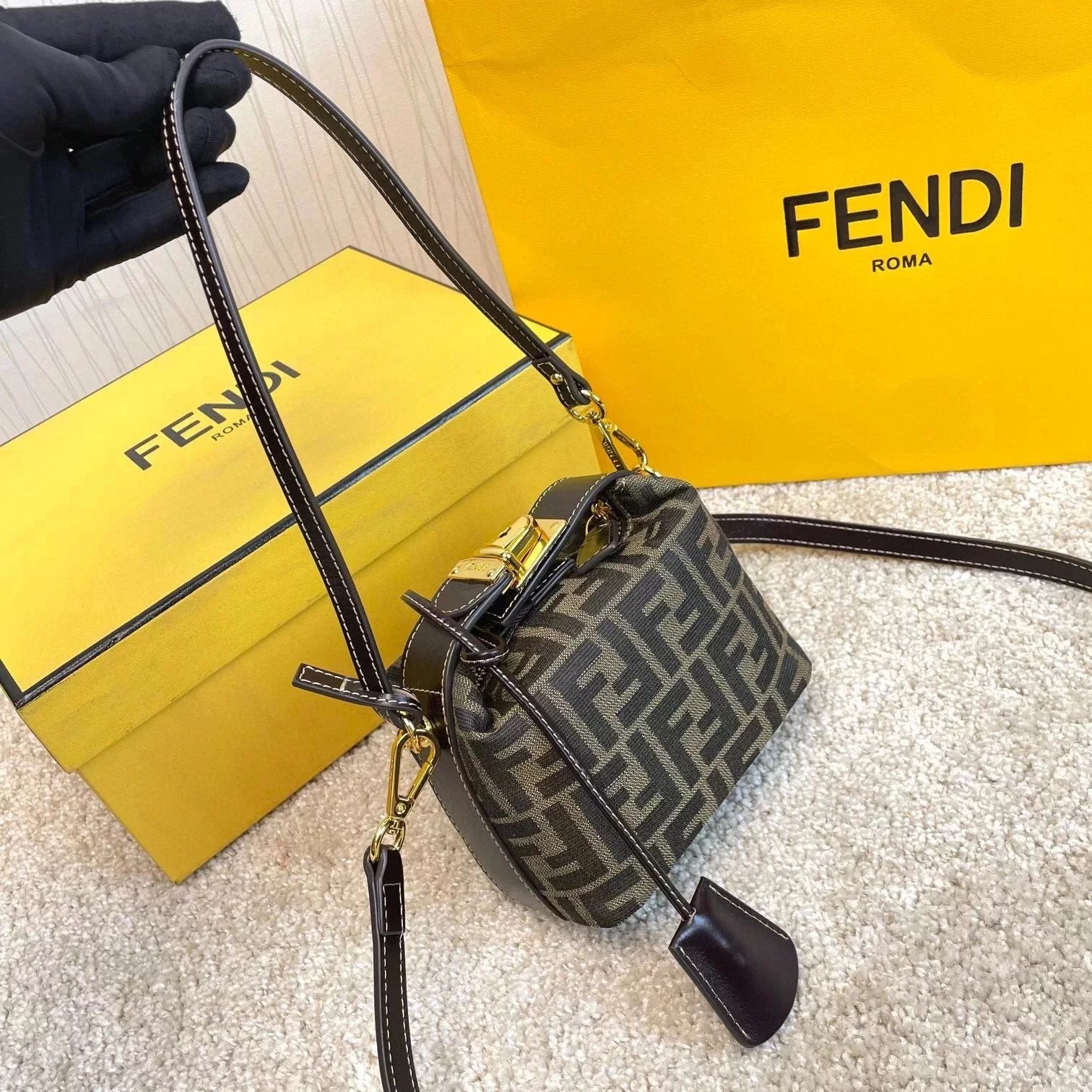 FENDI Women's Bag Top version New Mini Presbyopic Women's Bag Vintage Zhonggu Lunch Box Bag Women's Original Single Portable Cosmetic Bag Shoulder Crossbody Bag