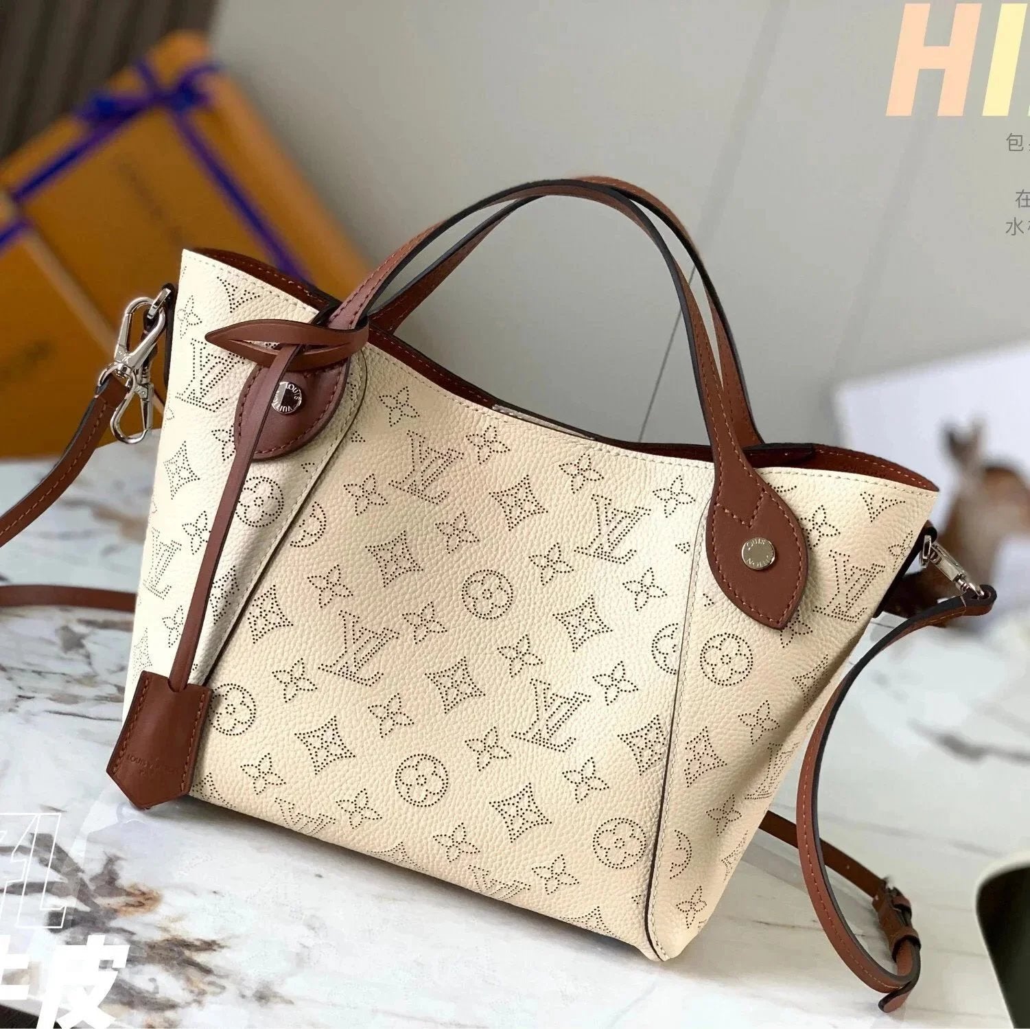 Louis Vuitton LV Women's Bag Top version New Hollow Perforated Women's Bag Fashion Leather Shopping Bag HINA Small Size Handbag Portable Shoulder Bag First Layer Cowhide Messenger Bag Two Back Bucket Bag M54353/M54351