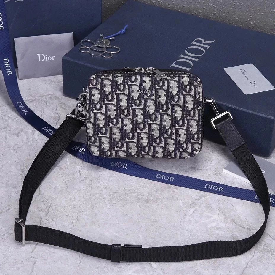 Dior Men's Bag Top version 23Spring and Summer New Small Square Bag Men's and Women's Bags Presbyopic Letter Printing Men's Shoulder Messenger Bag Clutch Camera Bag20BBC119YSE