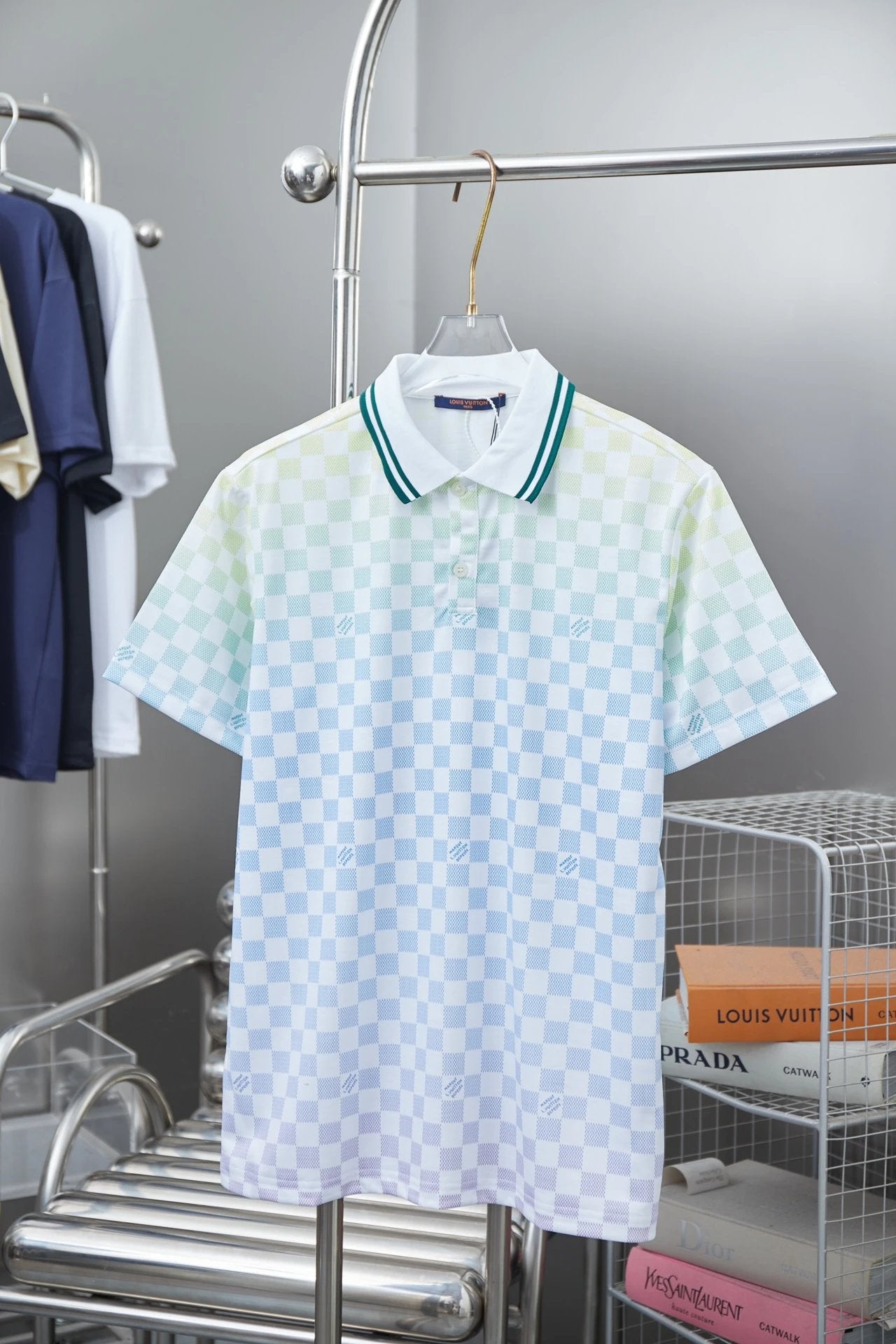Louis Vuitton LV T-shirt Full-body Checkerboard Pattern logo Jacquard POLO Shirt Lapel Short Sleeve25ss New Unisex Summer Short Sleeve OS Loose T Business Half Sleeve Shirt Plus Size T-Shirt